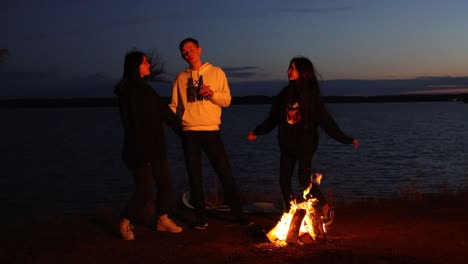 Als-Nächstes-Tanzt-Und-Singt-Eine-Gruppe-Von-Freunden