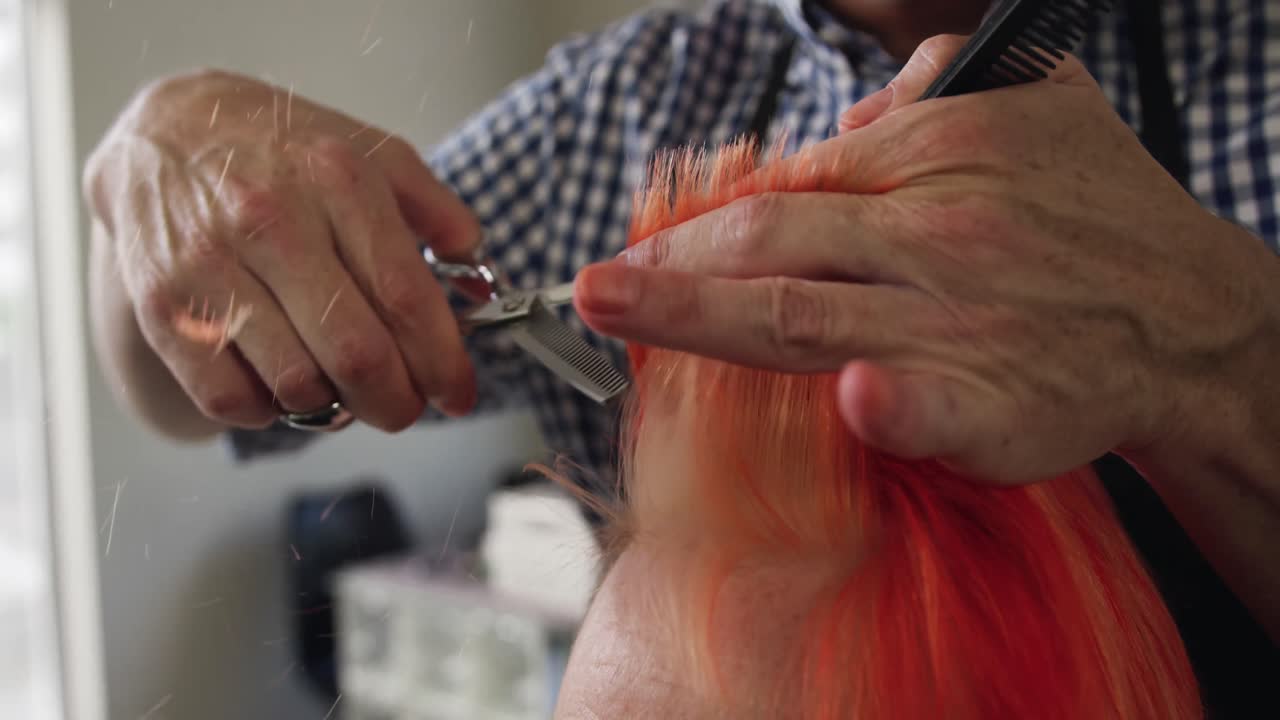 vista frontal de una mujer con el cabello peinado por un peluquero