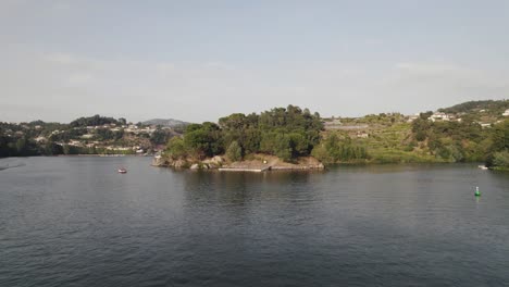 Ilha-Dos-Amores-Idílica,-Isla-De-Los-Amantes-En-Los-Ríos-Douro-Y-Paiva,-Castelo-De-Paiva,-Portugal