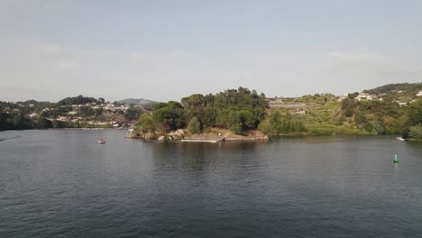 목가적인 ilha dos amores, douro 및 paiva 강의 연인 섬, castelo de paiva, 포르투갈