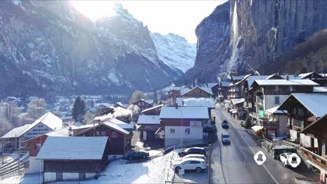 Elevando-Por-Encima-De-Casas-Cubiertas-De-Nieve-En-El-Pueblo-|-Lauterbrunnen-Suiza,-Valle-Suizo-En-Los-Alpes-Drone,-Europa,-4k