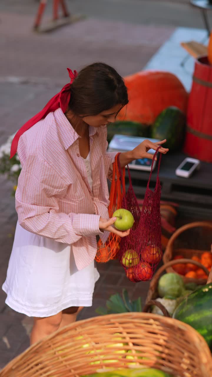 mujer comprando productos en un mercado de agricultores