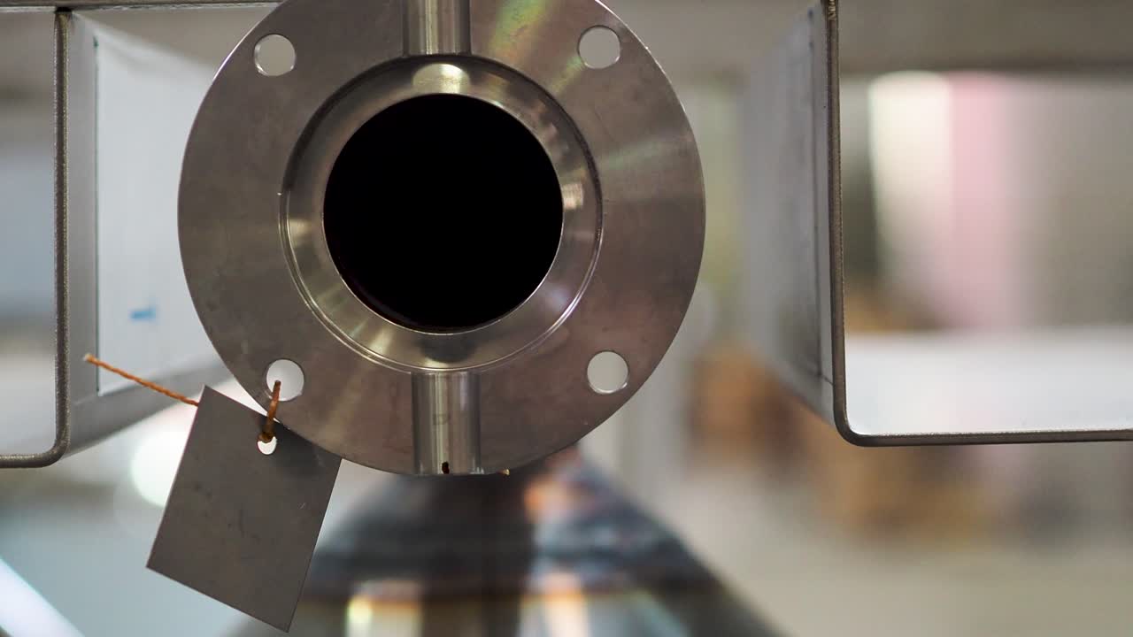 스테인리스 스틸 탱크에 용접된 플랜지, 유니온, 제조 공장의 배경이 있는 스테인리스 스틸 파이프