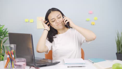 Studentin-Benutzt-Telefon-Beim-Tanzen.