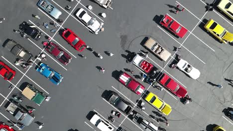 gente caminando en una exhibición de autos en cámara lenta