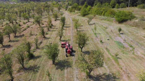 agricultor con tractor hacer balas de heno-4