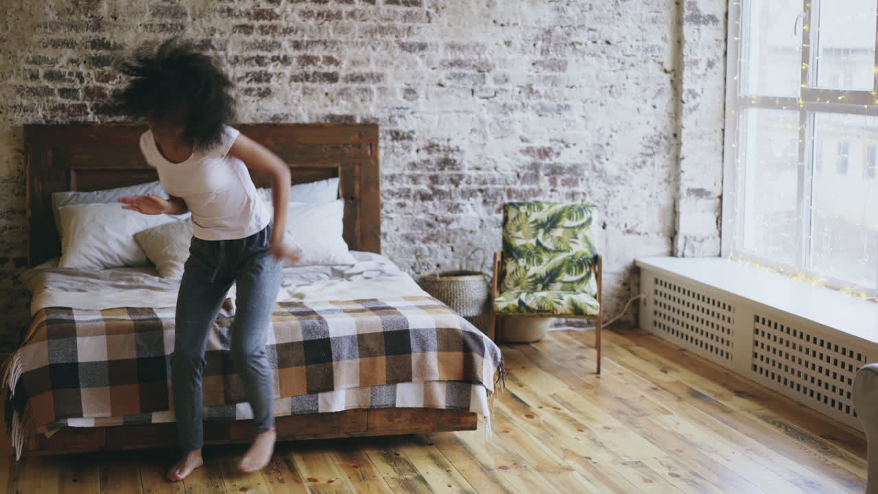 женщина танцует на кровати.
