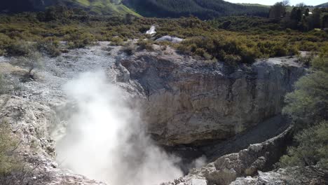 Vapor-Caliente-Proveniente-Del-Agujero-En-El-País-De-Las-Maravillas-Termales-De-Waiotapu,-Rotorua,-Nueva-Zelanda