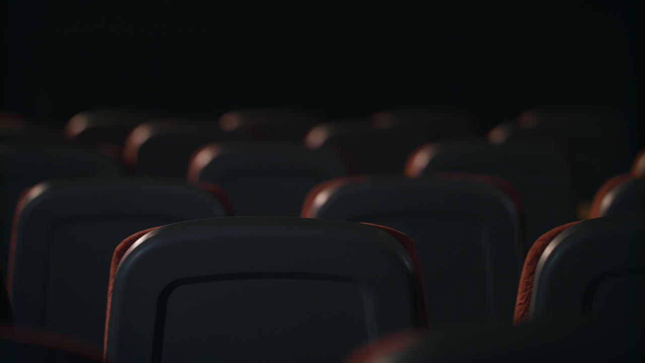 asientos cómodos vacíos en el cine. sala de teatro con sillones vacíos