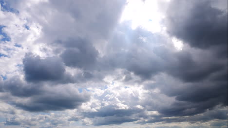 Himmlisches-Licht,-Das-Durch-Gewitterwolken-Scheint