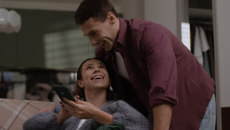 pareja mirando un teléfono