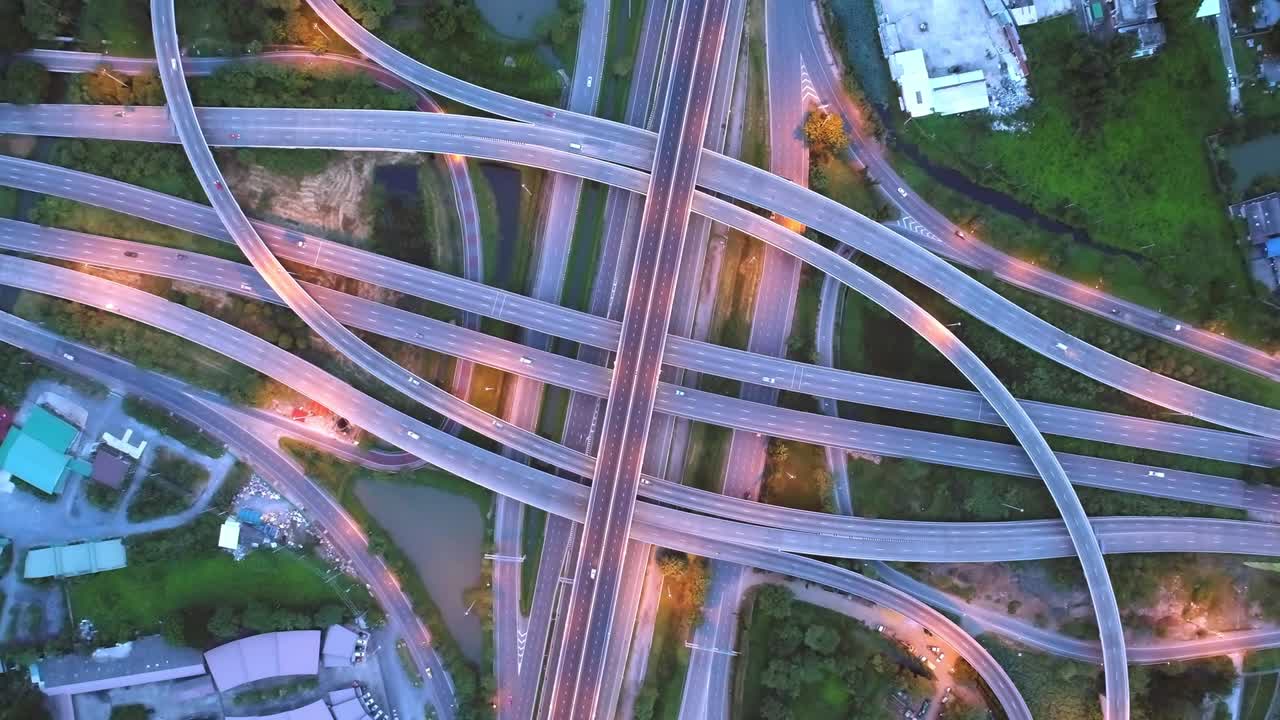 4k 타임 스 (hyperlapse) 는 운송 및 유통을 위한 고속도로 네트워크 또는 교차로의 공중 전망입니다.