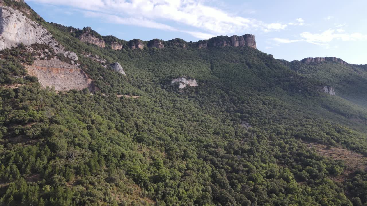bosque verde montañoso y afloramientos rocosos cerca del monasterio leyre