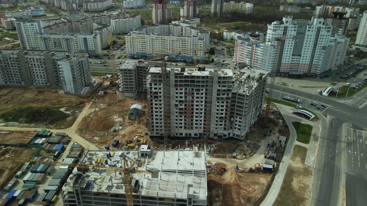 gran sitio de construcción. construcción de un moderno edificio residencial de varios pisos