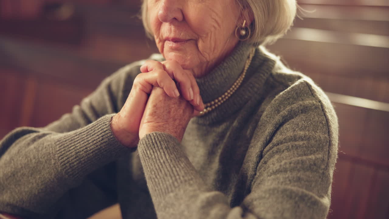 religión, rezar y mujer mayor en la iglesia