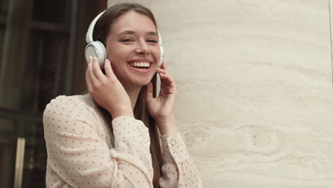 mujer escuchando música en auriculares