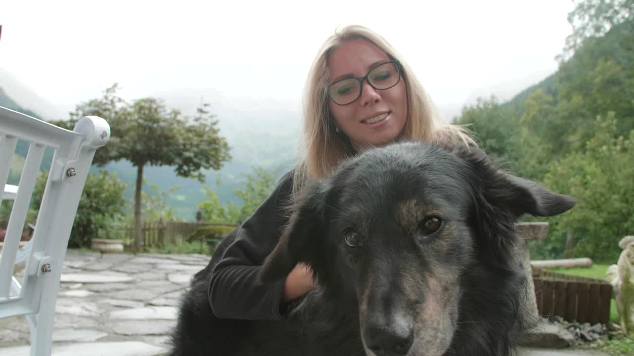 여자가 개를 포옹합니다.