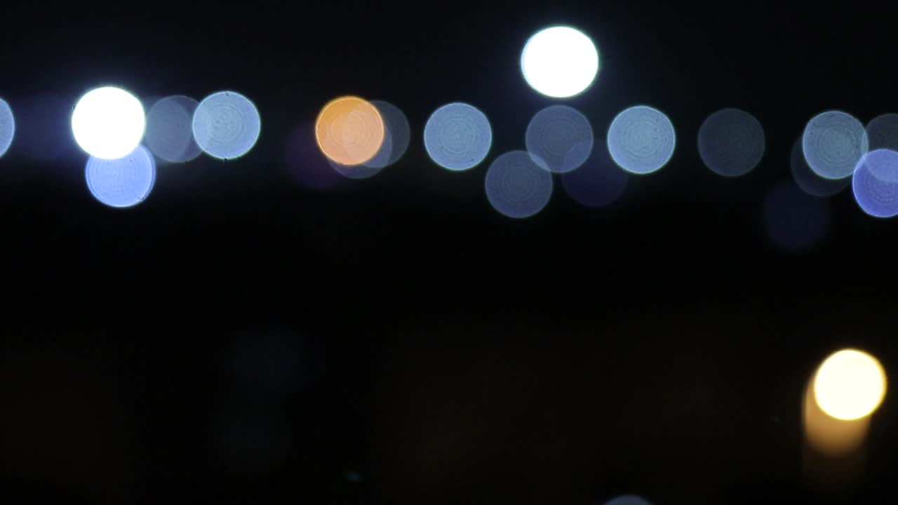 tomas en movimiento de luz bokeh creadas por las luces de la calle