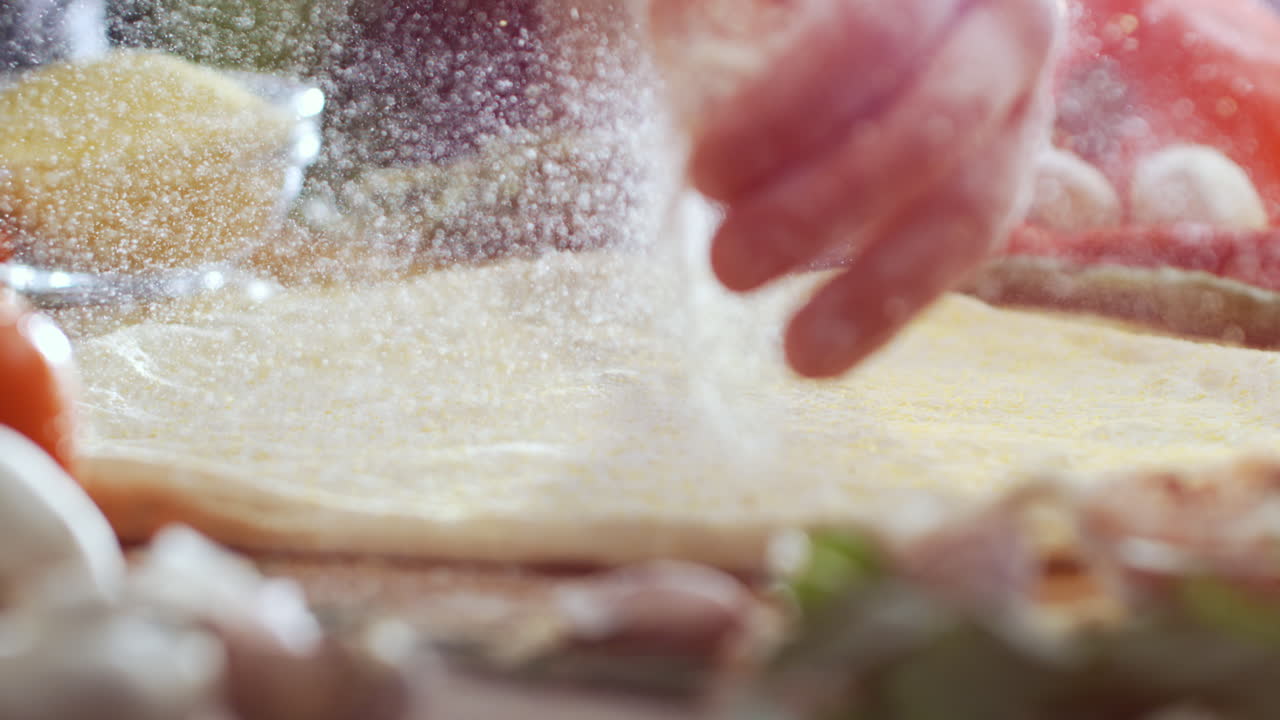 espolvorear harina sobre la masa