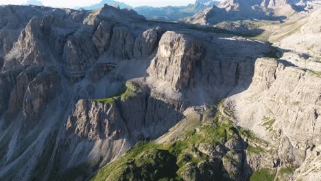 La-Cautivadora-Toma-Aérea-De-Los-Dolomitas-Muestra-Las-Intrincadas-Formaciones-Rocosas-Y-Grietas.