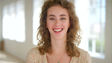 retrato de una mujer de negocios sonriendo