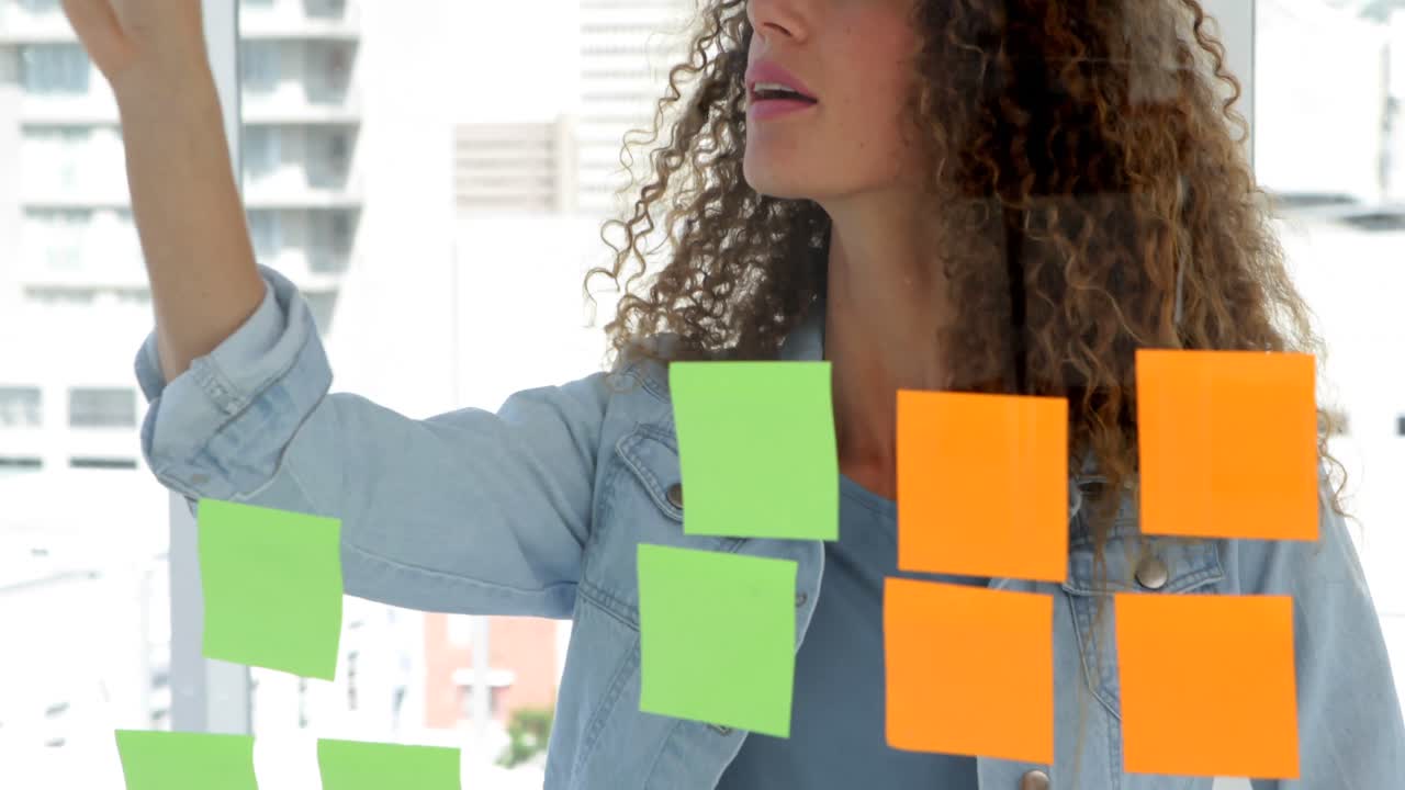 joven diseñadora haciendo una lluvia de ideas