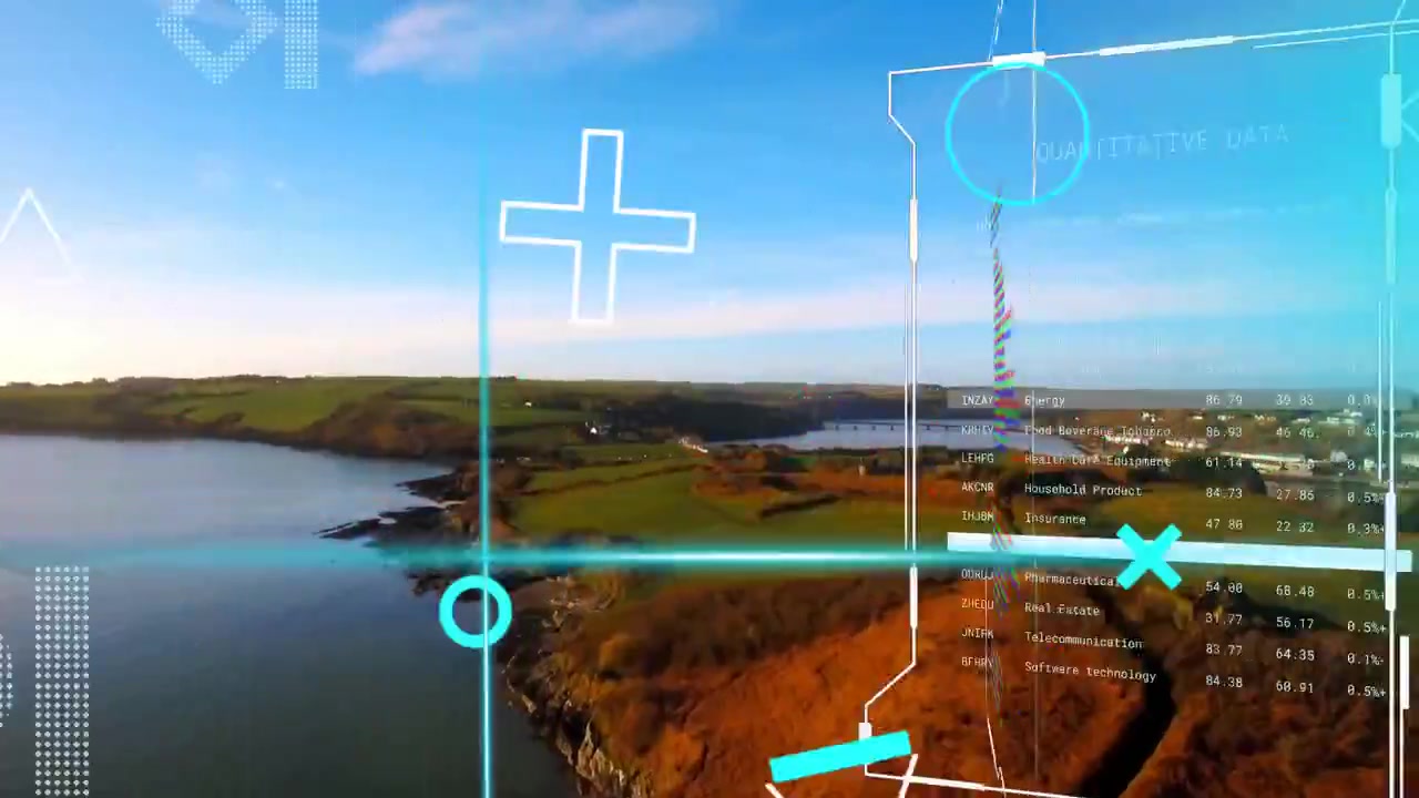 HUD che si attiva, drone che riprende la costa, overlay che si spostano e presentano glitch, stabilizzandosi per la mappatura.