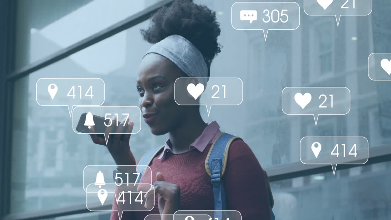 animación de notificaciones de redes sociales sobre una feliz mujer afroamericana hablando en su teléfono inteligente