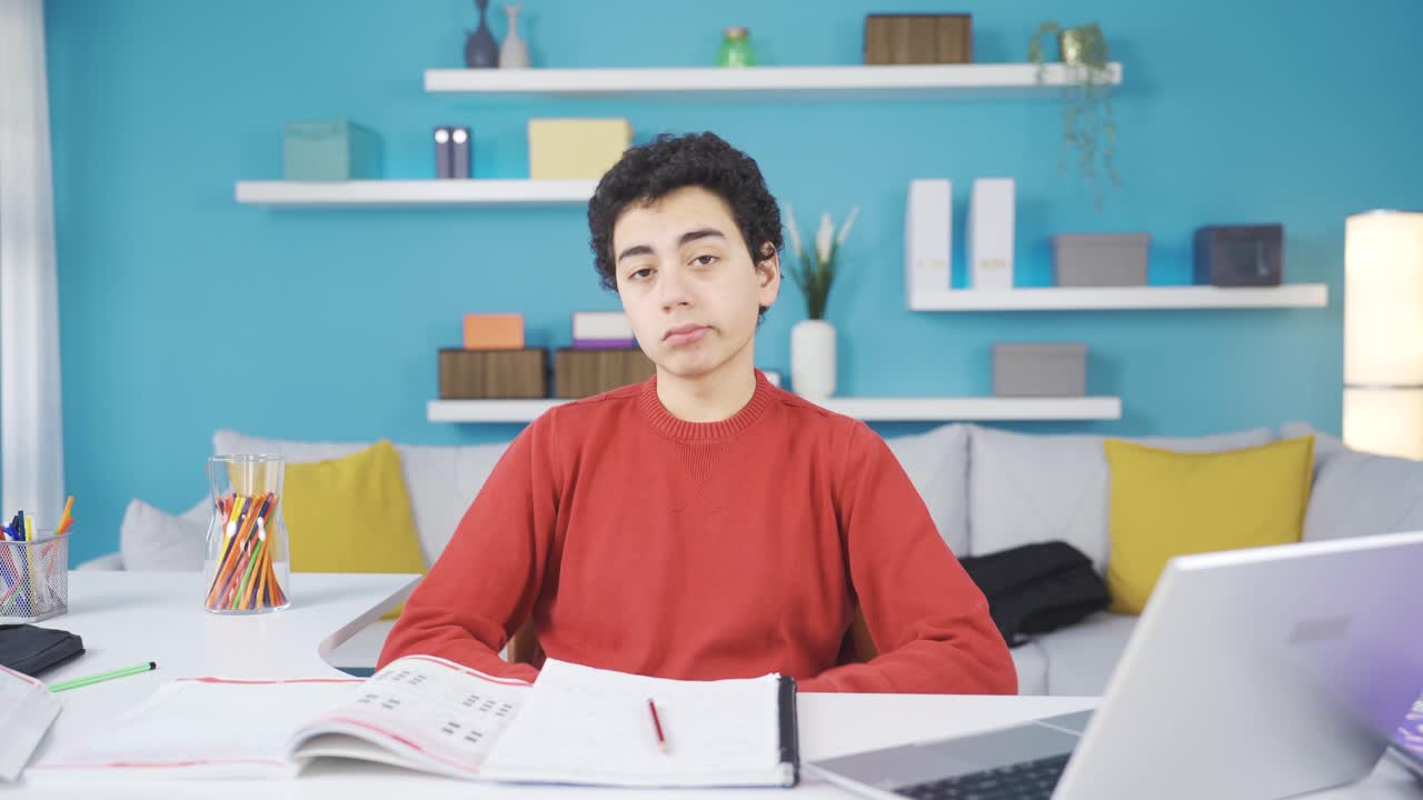 스트레스를 받은 남성 학생은 책을 보는 것에 지루합니다.