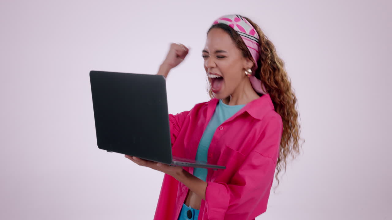 mujer, ganadora y éxito en la computadora portátil con wow