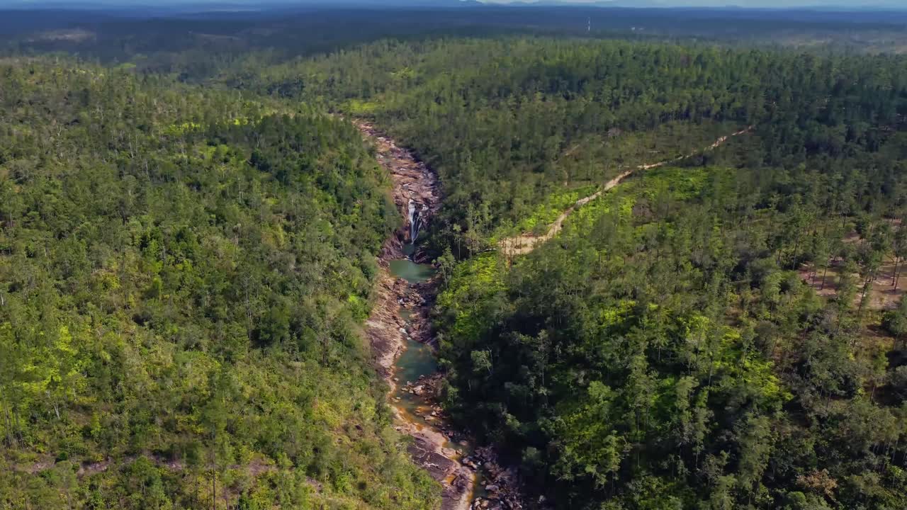 aérea sobre el arroyo que alimenta las grandes cataratas de roca en la reserva forestal de la cordillera del pino de la montaña, belice