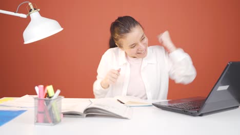 Frau-Schaut-Auf-Laptop-Und-Freut-Sich.