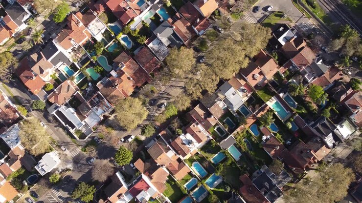 Vista aerea dall'alto di case residenziali con piscine a Vicente López