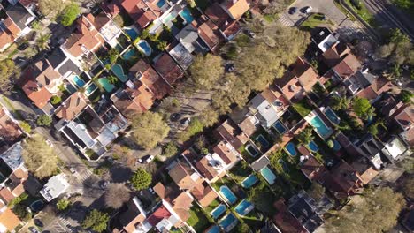 Vista-Aérea-De-Arriba-Hacia-Abajo-De-Casas-Residenciales-Con-Piscinas-En-Vicente-López