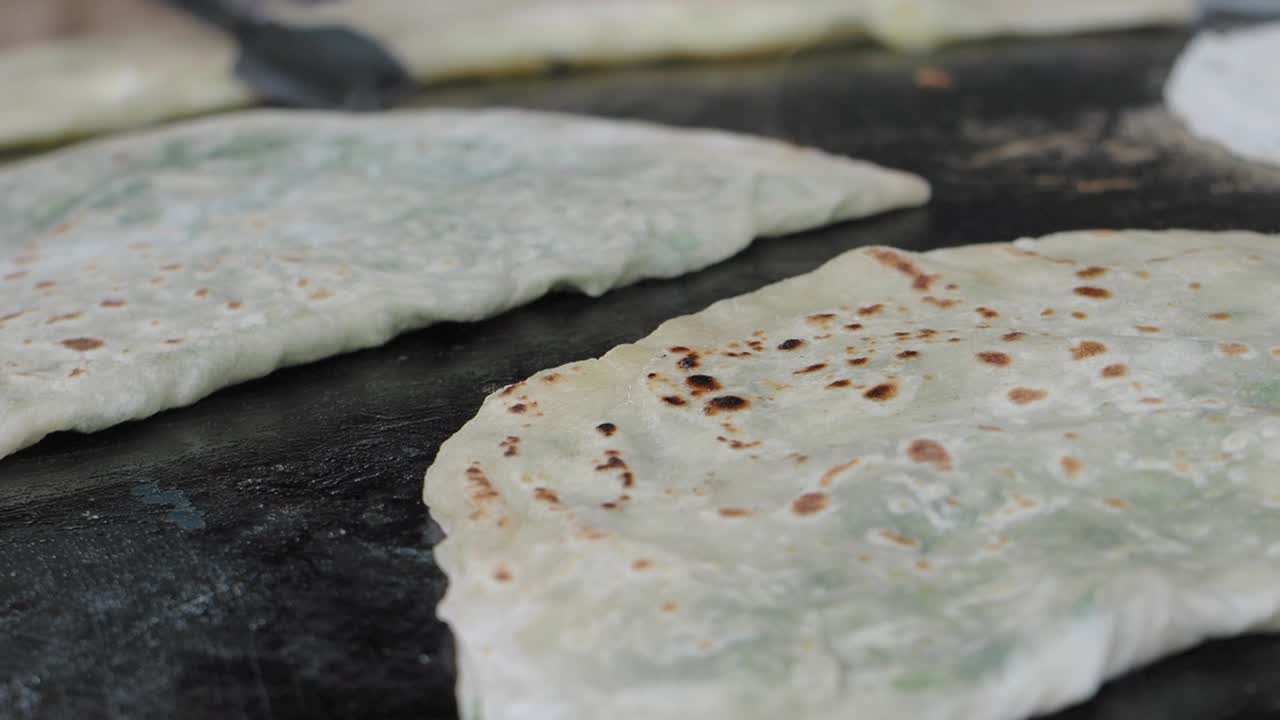 Preparazione del Gozleme tradizionale su piastra calda