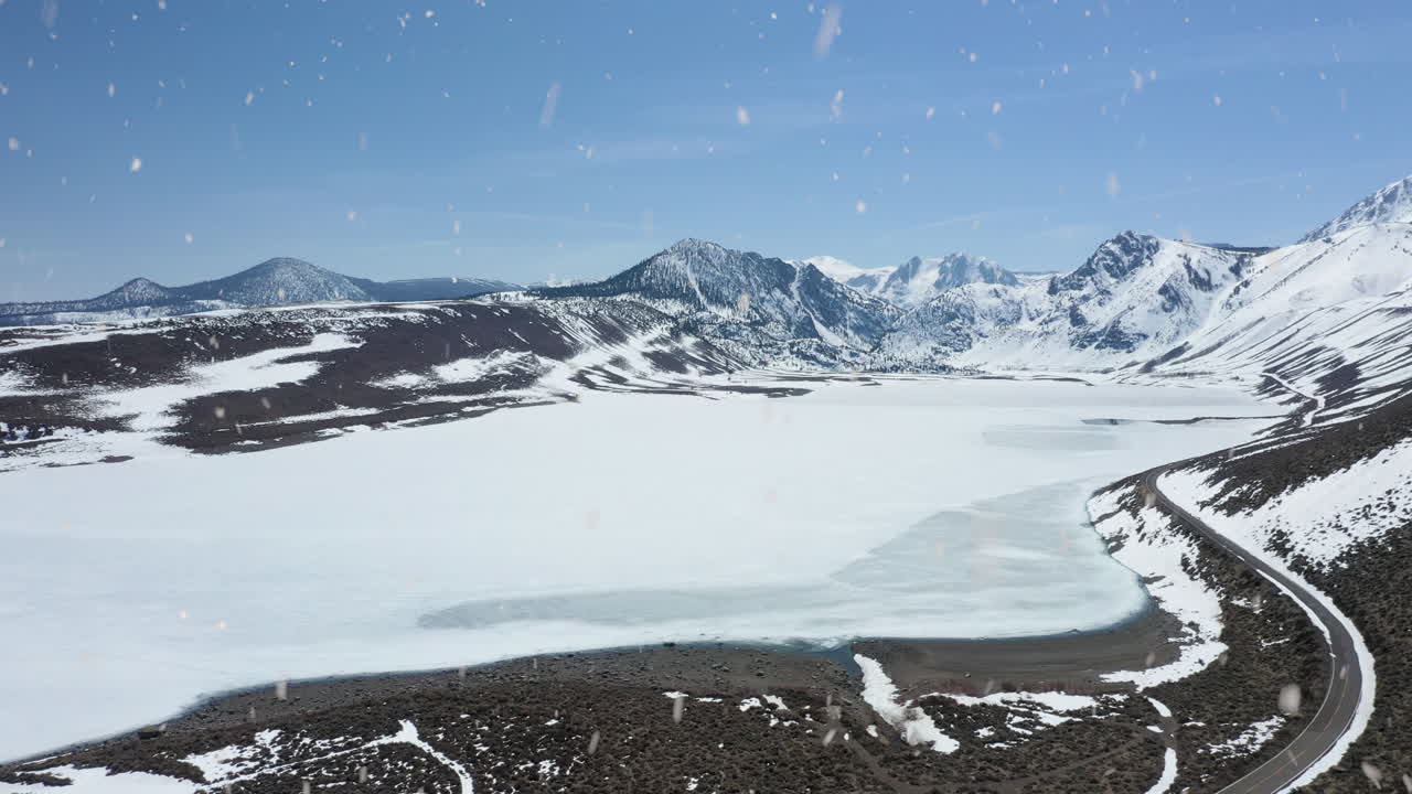 nevando con una vista majestuosa de la cordillera blanca y la carretera rural, vista aérea descendente