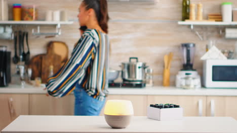 mujer hablando por teléfono con aceites esenciales aromaterapia