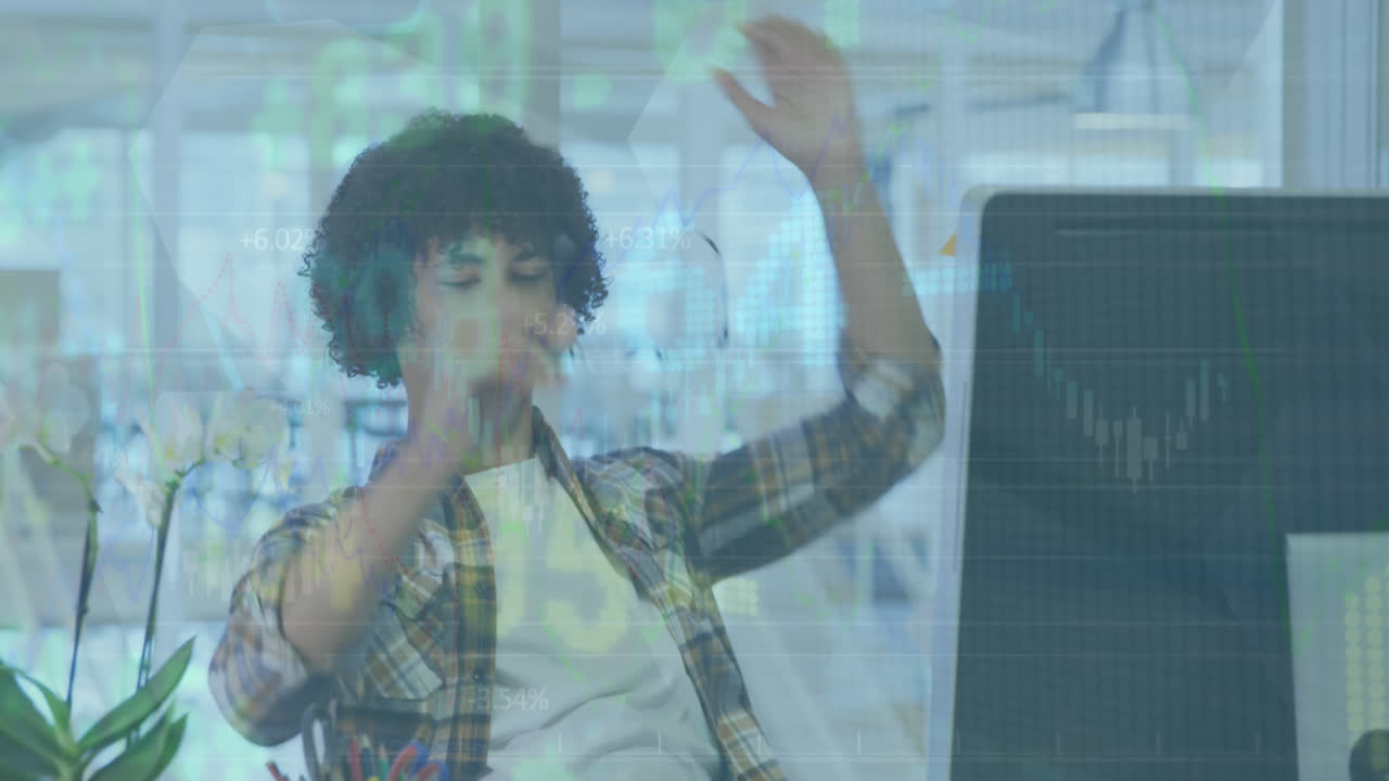 animación del procesamiento de datos del mercado de valores contra un hombre biracial que usa un teléfono inteligente en la oficina