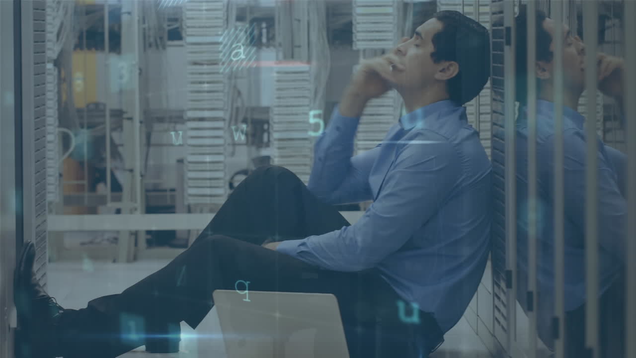 컴퓨터 서버  ⁇ 에 앉아 있는 스트레스를 받은 라틴계 남성 엔지니어에 대한 데이터 처리 애니메이션