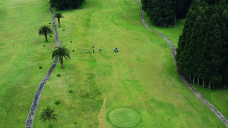 Toma-Aérea-Cinematográfica-De-Un-Campo-De-Golf-Verde-Con-Un-Dron