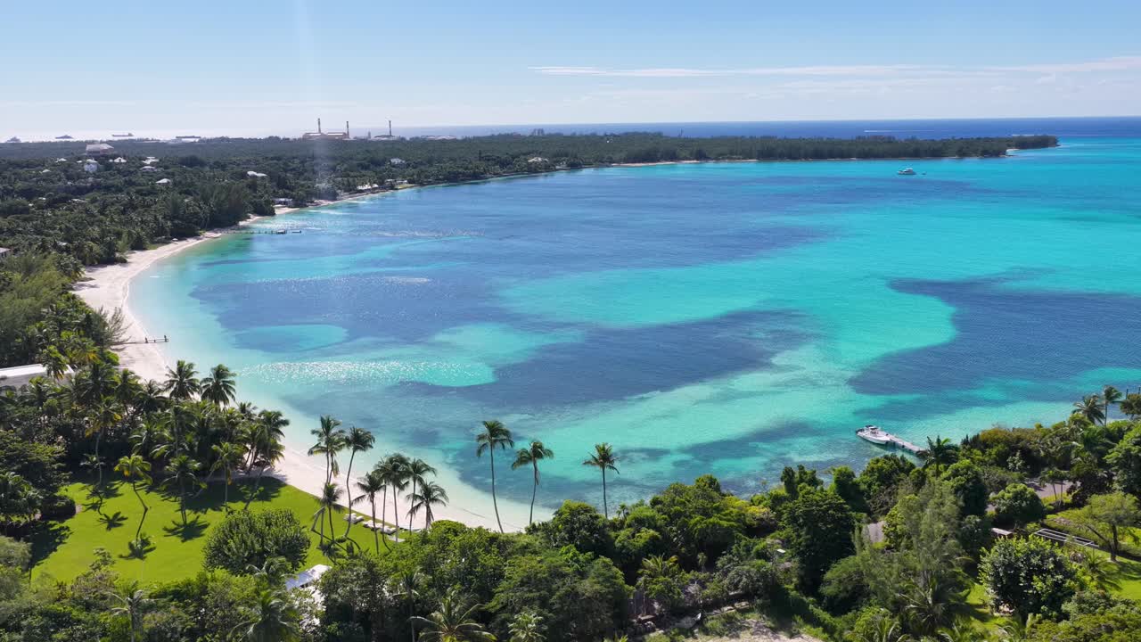ニュープロビデンス・バハマのナッソーにあるパラダイス・アイランドのスカイライン。海景のスカイライン。ダウンタウンの風景。夏の旅行。ニュープロビデンス・バハマのナッソーにあるパラダイス・アイランドのスカイライン。高層ビル群。