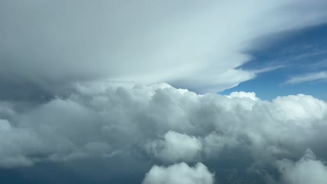 vista de cabina - fascinante vista piloto volando hacia nubes tormentosas, gran altitud