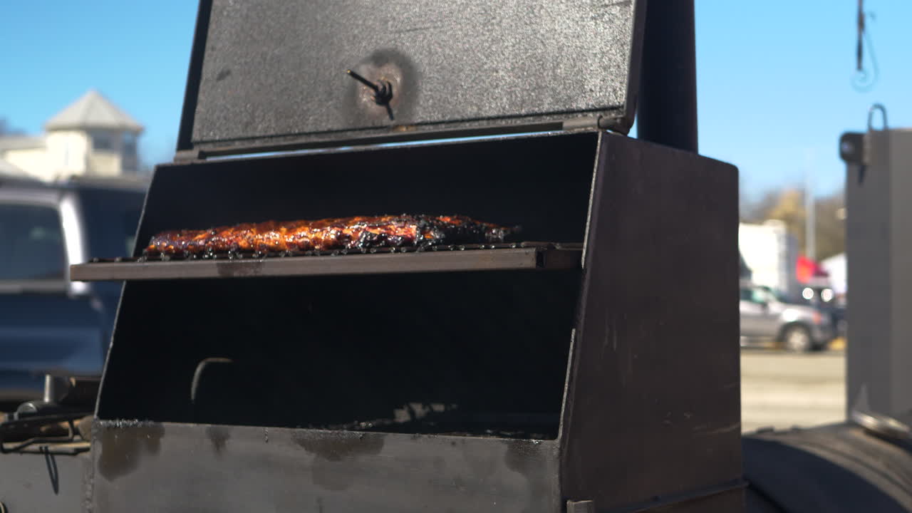 parrillada de costillas a la barbacoa en un ahumador chisporroteante