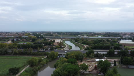 Montpellier-Autobahn-Und-Brücken-Mit-Lez-Fluss,-Bewölktes-Luftbild,-Frankreich