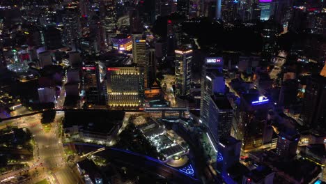 iluminación nocturna centro de la ciudad de kuala lumpur famosa bahía de la orilla del río tráfico calle panorama aéreo 4k malasia