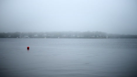 Zeitraffer-Eines-Nebligen-Morgens-An-Einem-Ruhigen,-Breiten-Fluss