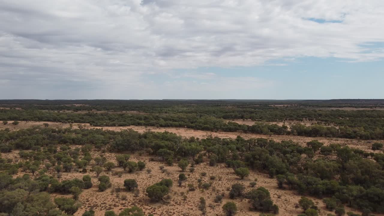 Filmato con drone di un'area molto remota nell'outback australiano