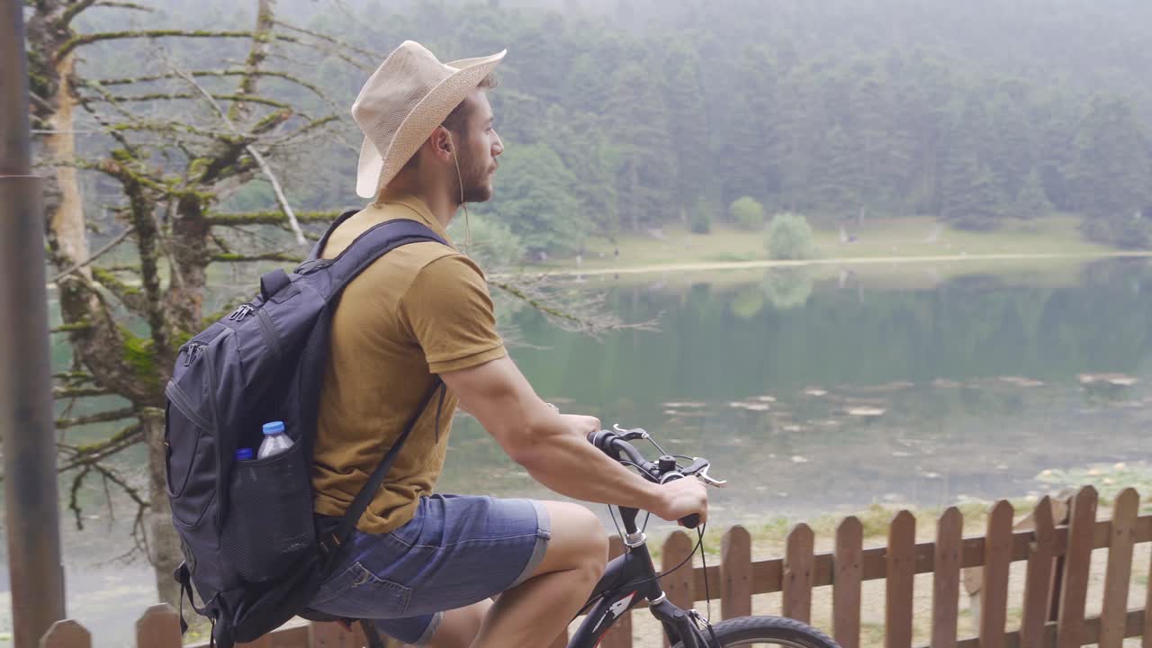 Giovane uomo libero