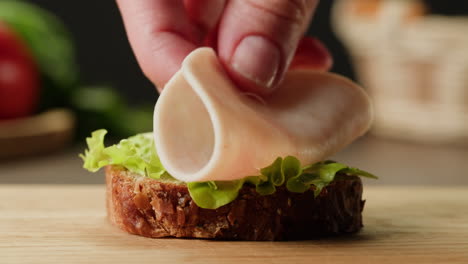 preparando un sándwich delicioso