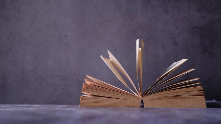 Libro aperto su un tavolo